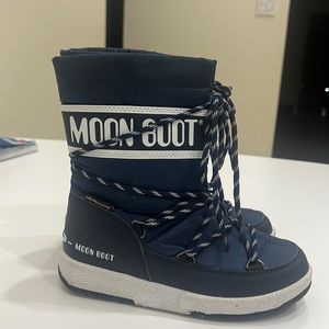 Moon boots for boy.
